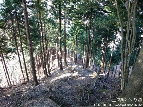三神峠への道